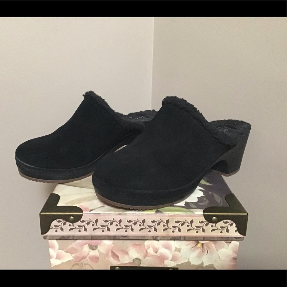 Women’s Crocs slip on Sz 5 black clogs.